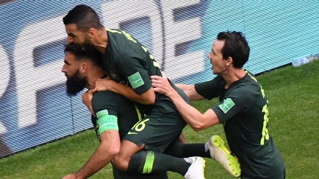 Pemain Australia Mile Jedinak rayakan golnya ke gawang Denmark dalam laga yang berlangsung di Samara Arena, Kamis (21/6/2018) [AFP]