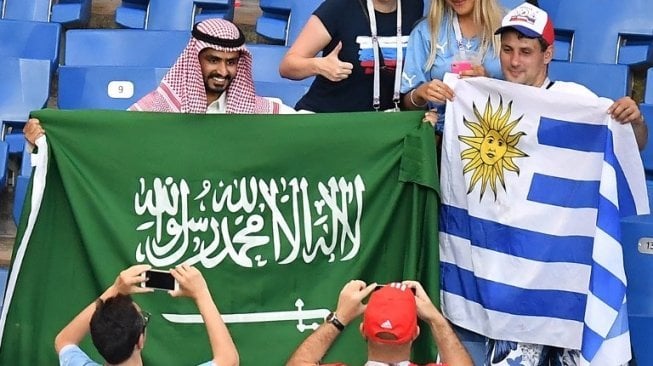 Fans Arab Saudi dan Uruguay berpose bersama usai laga di Rostov Arena, rabu (20/6/2018), yang dimenangkan Uruguay 1-0 [AFP]