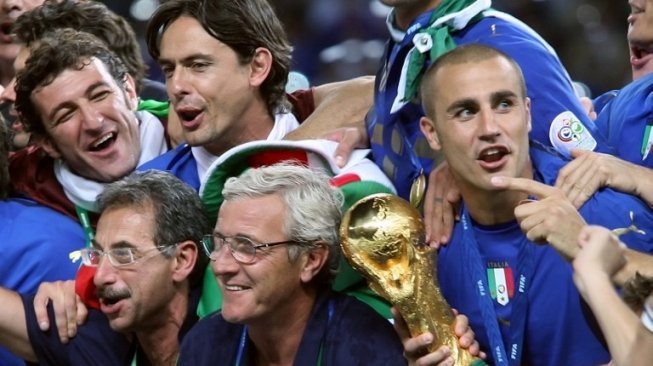 Pelatih Timnas Italia Marcello Lippi (tengah) saat membawa skuatnya menjadi juara di Piala Dunia 2006 di  Berlin’s Olympic Stadium. PATRIK STOLLARZ / AFP 