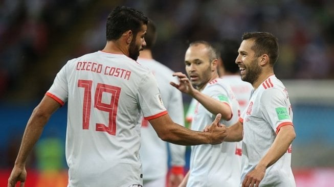 Penyerang Timnas Spanyol, Diego Costa merayakan golnya ke gawang Iran bersama Andres Iniesta (tengah) dan Jordi Alba (Roman Kruchinin / AFP)