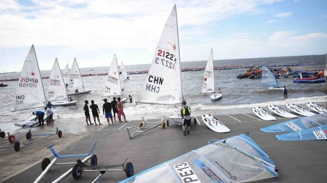 Sejumlah atlet layar Kelas Laser menyendarkan kapal dalam Asian Sailing Championship (ASC) 2018 di Indonesia National Sailing Centre (INSC), Ancol, Jakarta Utara, Kamis (21/6). 