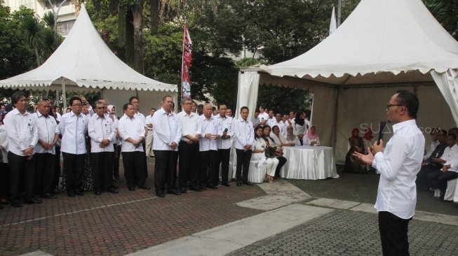 Menteri Ketenagakerjaan (Menaker) Hanif Dhakiri hari ini menggelar acara Halal Bihalal bersama para pegawai pada hari pertama masuk kerja, di lapangan Kementerian Ketenagakerjaan, Jakarta, Kamis (21/6). 