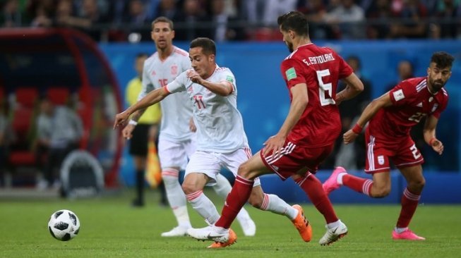 Winger Timnas Spanyol Lucas Vazquez (kiri) mencoba melewati hadangan gelandang Iran Saeid Ezatolahi (Roman Kruchinin / AFP)