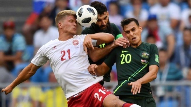 Pemain Denmark Andreas Cornelius berebut bola dengan dua pemain Australia dalam laga yang berlangsung di Samara Arena, Kamis (21/6/2018) [AFP]