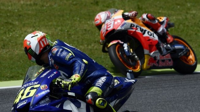 Pebalap Movistar Yamaha, Valentino Rossi, tengah melihat pesaing dari tim Repsol Honda, Marc Marquez, saat sesi kualifikasi MotoGP Italia di Sirkuit Mugello, Sabtu (2/6/2018). [AFP/Filippo Monteforte]