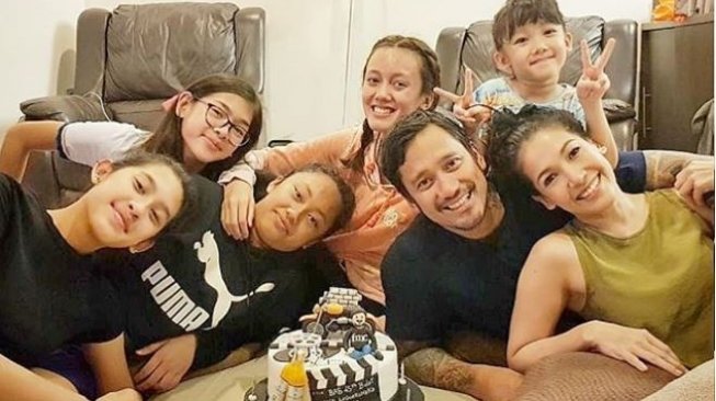 Tora Sudiro dan Mieke Amalia bersama lima anaknya. (Instagram)
