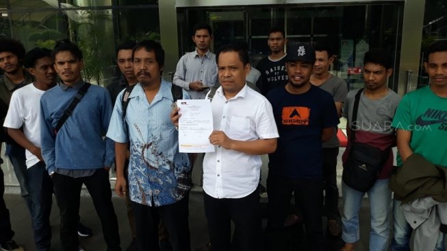 Forum Komunikasi Masyarakat Sipil (FKMS) yang terdiri dari Renas 212 JPRI dan DPD LAI Jawa Timur melaporkan mantan Menteri Sosial (Mensos) Khofifah Indar Parawansa. (Suara.com/Nikolaus Tolen)