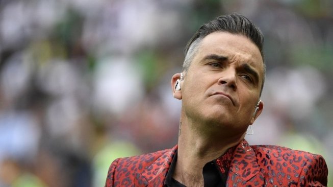 Penyanyi asal Inggris Robbie Williams beraksi di acara pembukaan Piala Dunia 2018 yang berlangsung di Stadion Luzhniki, Kamis (14/6/2018) [AFP]