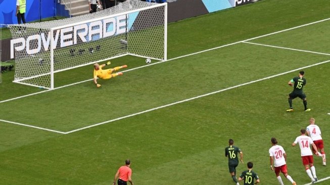 Pemain Australia Mile Jedinak menundukkan penjaga gawang Denmark Kasper Schmeichel lewat titik penalti dalam pertandingan Grup C Piala Dunia 2018, Kamis (21/6/2018) [AFP]