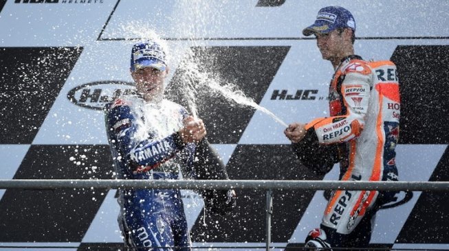 Pebalap Movistar Yamaha, Maverick Vinales (kiri), merayakan kemenangannya di MotoGP Prancis 2017 bersama rider Repsol Honda, Dani Pedrosa, yang meraih podium ketiga. [AFP/Guillaume Souvant]