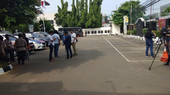 Suasana lapangan PN Jakarta Selatan saat sidang vonis Aman Abdurrahman. (Suara.com/Ria Rizki)