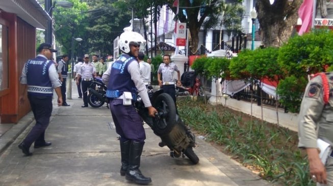 HUT DKI Jakarta, Puluhan Motor di Trotoar DPRD Diangkut Petugas