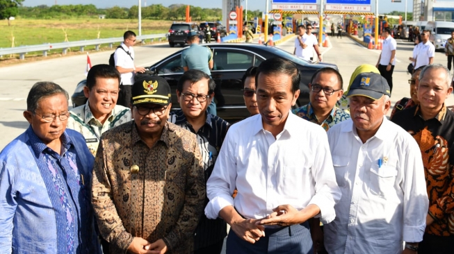 Presiden Joko Widodo meresmikan Jalan Tol Gempol-Pasuruan seksi 1 dan 2 sepanjang 20,5 km di Kabupaten Pasuruan, Provinsi Jawa Timur, Jumat (22/6/2018). (Laily Rachev - Biro Pers Setpres)