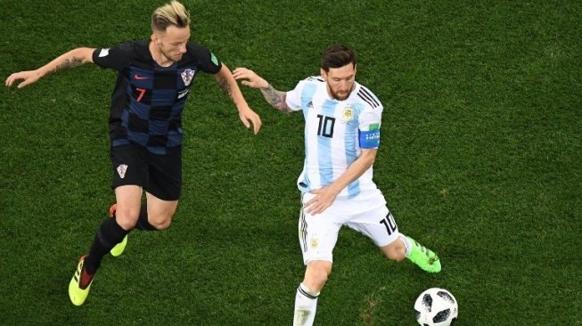 Kapten Timnas Argentina, Lionel Messi (kanan) mencoba melewati hadangan gelandang Kroasia Ivan Rakitic, yang merupakan rekan setimnya di Barcelona (Kirill KUDRYAVTSEV / AFP)