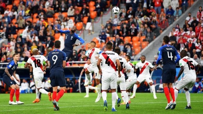 Pemain Prancis Paul Pogbal memenangkan duel di udara saat menghadapi Peru di Ekaterinburg Arena, Kamis (21/6/2018) [AFP]