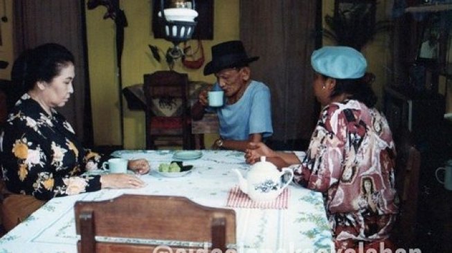 Ini foto ruang makan di rumah Doel yang sederhana. (@sidoelanaksekolahan/Instagram)