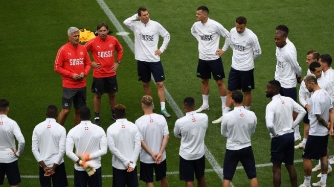 Pelatih Timnas Swiss, Vladimir Petkovic, memberikan arahan kepada para pemainnya jelang melawan Serbia di Kaliningrad Stadium, Rusia, Sabtu (23/1/2018) dini hari WIB. [AFP/Ozan Kose]