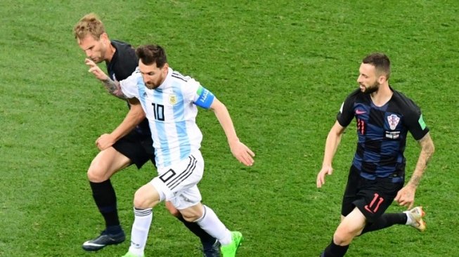 Megabintang Timnas Argentina, Lionel Messi (tengah) dikepung dua pemain Kroasia, Ivan Strinic (kiri) dan Marcelo Brozovic (Martin BERNETTI / AFP)