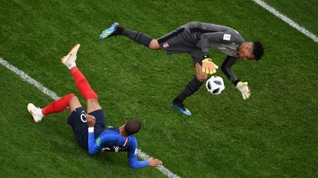 Pemain Prancis Kylian Mbappe berhadapan satu lawan satu dengan penjaga gawang Peru dalam pertandingan di Ekaterinburg Arena, Kamis (21/6/2018) [AFP]