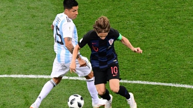 Playmaker Timnas Kroasia, Luka Modric (kanan) berduel dengan gelandang Argentina Enzo Perez (Martin BERNETTI / AFP)