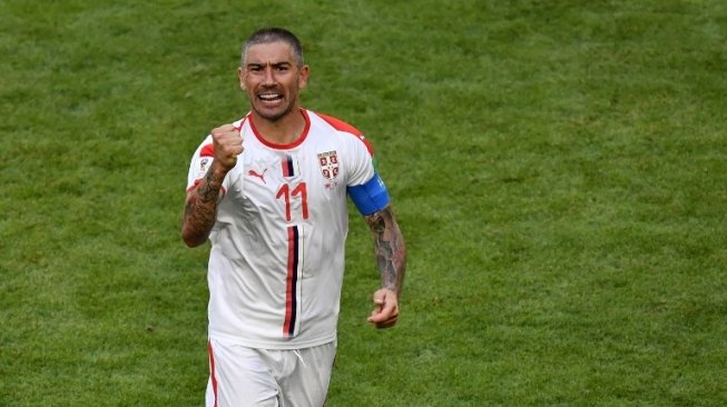 Kapten Timnas Serbia, Aleksandar Kolarov, merayakan keberhasilannya mencetak gol ke gawang Kosta Rika pada laga perdana Grup E Piala Dunia 2018, Minggu (17/6). [AFP/Fabrice Coffrini]