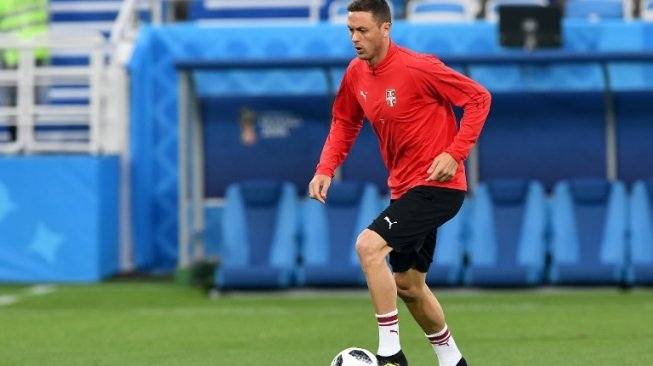 Gelandang Timnas Serbia, Nemanja Matic, tengah berlatih jelang laga kedua Grup E Piala Dunia 2018 melawan Serbia, Sabtu (23/6) dini hari WIB. [AFP/Attila Kisbenedek]