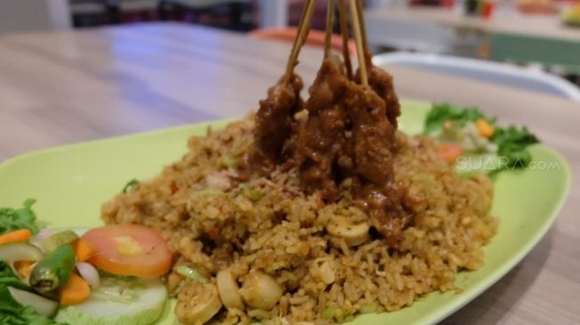 Nasi Goreng Jumbo yang disajikan sTREATs Restaurant. (Suara.com/Risna Halidi)