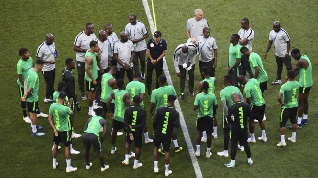 Pelatih Timnas Nigeria Gernot Rohr (tengah) berbicara dengan pemain sebelum melakukan sesi latihan. NICOLAS ASFOURI / AFP