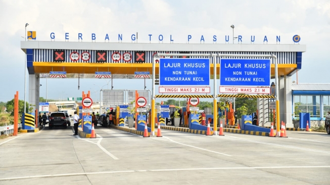 Presiden Joko Widodo meresmikan Jalan Tol Gempol-Pasuruan seksi 1 dan 2 sepanjang 20,5 km di Kabupaten Pasuruan, Provinsi Jawa Timur, Jumat (22/6/2018). (Laily Rachev - Biro Pers Setpres)