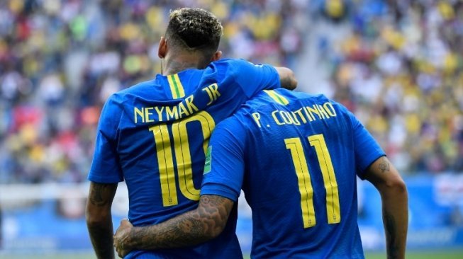 Pemain Brasil Neymar dan Philippe Coutinho rayakan gol ke gawang Kosta Rika dalam laga yang berlangsung di St Petersburg, Jum'at (22/6/2018) [AFP]