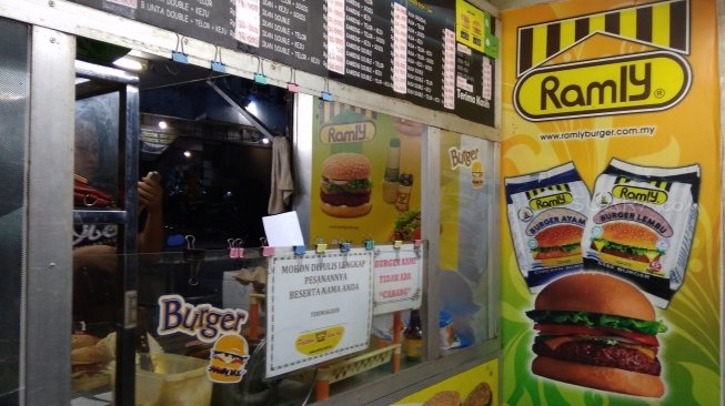 Food Truck Burger Ramly di Tiban Centre, Batam, yang menyuguhkan burger isian daging Rusa, Kelinci dan Burung Unta. (SUara.com/Firsta Nodia)