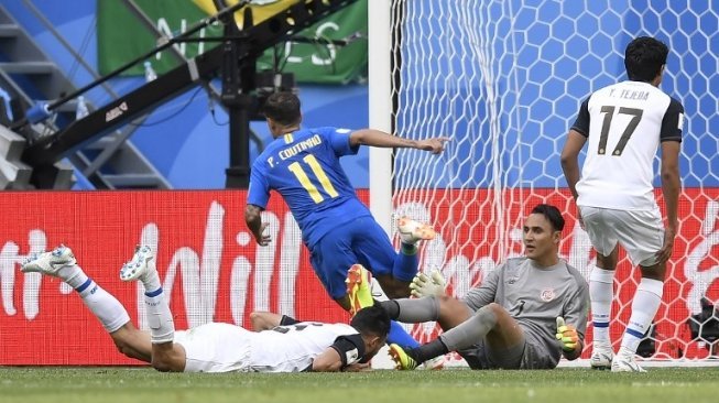 Pemain Brasil Philippe Coutinho mencetak gol ke gawang Kosta Rika dalam laga yang berlangsung di St Petersburg, Jum'at (22/6/2018) [AFP]