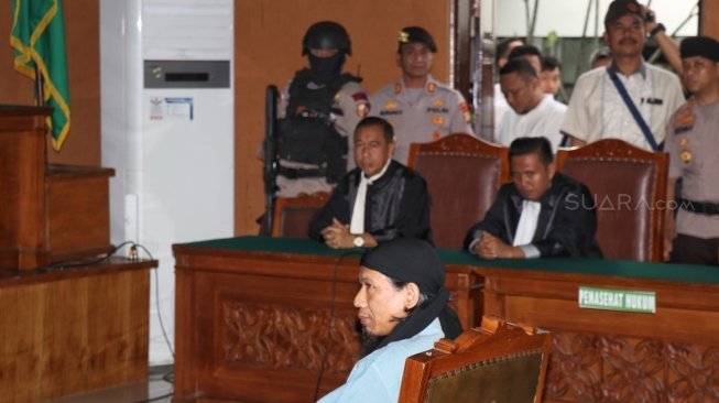 Terdakwa kasus terrorisme Aman Abdurrahman menjalani sidang pembacaan vonis di PN Jakarta Selatan, Jumat (22/6).