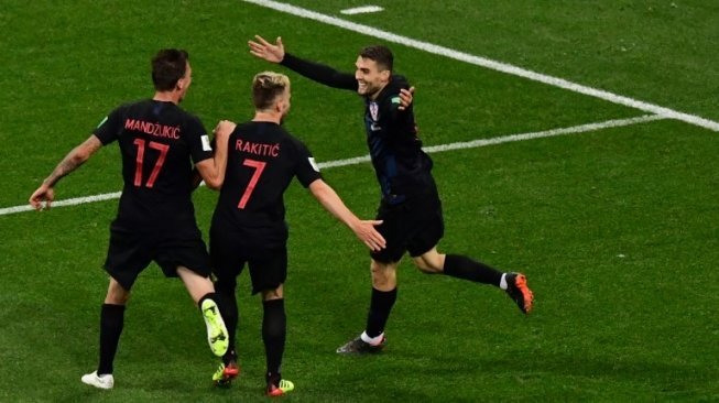 Gelandang Timnas Kroasia, Ivan Rakitic (tengah) merayakan golnya ke gawang Argentina dengan Mario Mandzukic dan Mateo Kovacic (Martin BERNETTI / AFP)