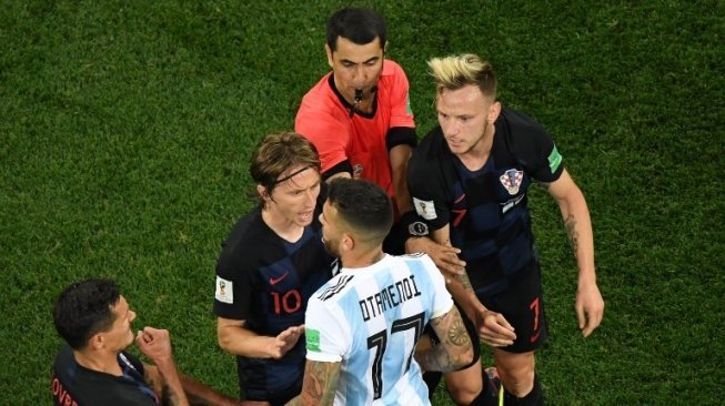 Bek Timnas Argentina Nicolas Otamendi bersitegang dengan dua gelandang Kroasia, Luka Modric (tengah) dan Ivan Rakitic (kanan) (Kirill KUDRYAVTSEV / AFP)