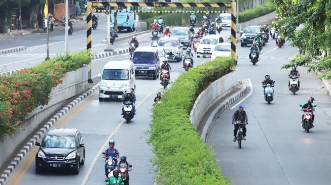 Kendaraan melintas di kawasan Jalan Arteri Pondok Indah, Jakarta, Jumat (22/6). 