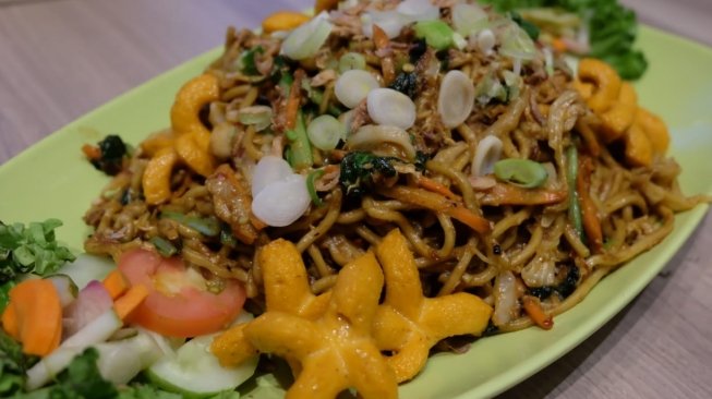 Mi Goreng Jumbo berbahan mie Hokkien [Suara.com/Risna Halidi].