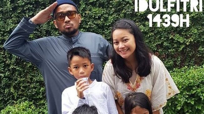 Imam Darto bersama istri dan tiga anaknya. (Instagram)