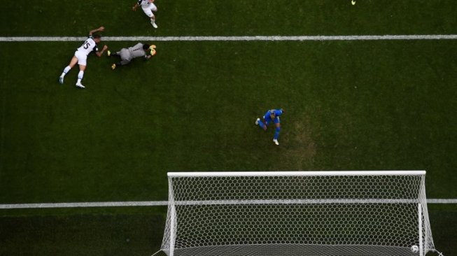 Pemain Brasil Neymar mencetak gol ke gawang Kosta Rika dalam laga yang berlangsung di St Petersburg, Jum'at (22/6/2018) [AFP]