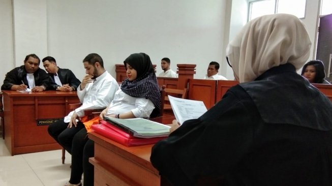 Dhawiya Zaida dan pacar saat menjalani sidang kasus narkoba [dok.pribadi[