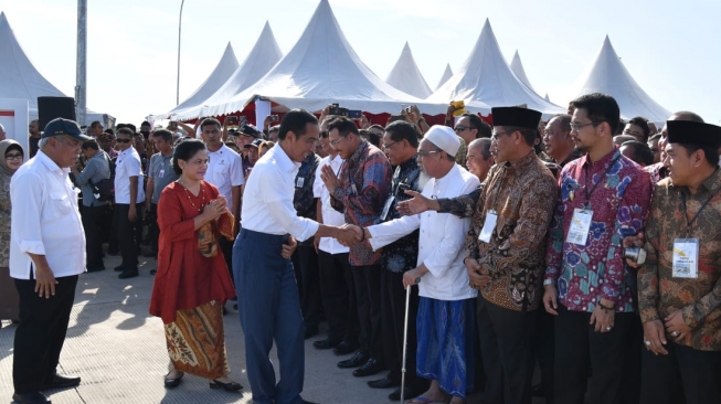 Presiden Joko Widodo meresmikan Jalan Tol Gempol-Pasuruan seksi 1 dan 2 sepanjang 20,5 km di Kabupaten Pasuruan, Provinsi Jawa Timur, Jumat (22/6/2018). (Laily Rachev - Biro Pers Setpres)