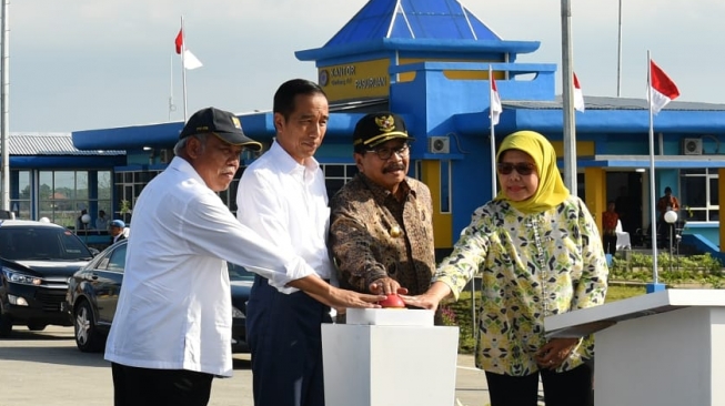 Presiden Joko Widodo meresmikan Jalan Tol Gempol-Pasuruan seksi 1 dan 2 sepanjang 20,5 km di Kabupaten Pasuruan, Provinsi Jawa Timur, Jumat (22/6/2018). (Laily Rachev - Biro Pers Setpres)