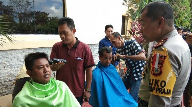 Rapih saat Pilkada, Polda Sulsel Sewa Tukang Cukur dari Madura