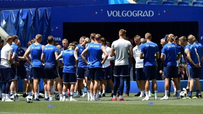 Pelatih Islandia Heimir Hallgrimsson (tengah) berbicara kepada pemainnya sebelum melakukan sesi latihan. NICOLAS ASFOURI / AFP