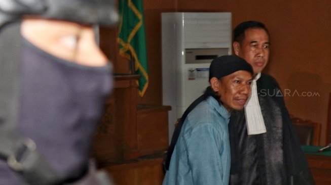 Terdakwa kasus terrorisme Aman Abdurrahman menjalani sidang pembacaan vonis di PN Jakarta Selatan, Jumat (22/6).