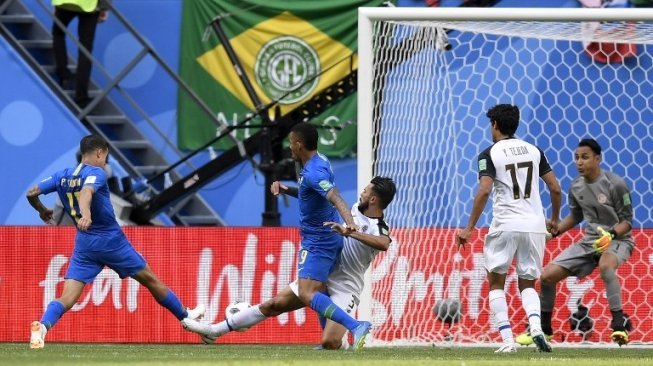 Pemain Brasil Philippe Coutinho mencetak gol ke gawang Kosta Rika dalam laga yang berlangsung di St Petersburg, Jum'at (22/6/2018) [AFP]