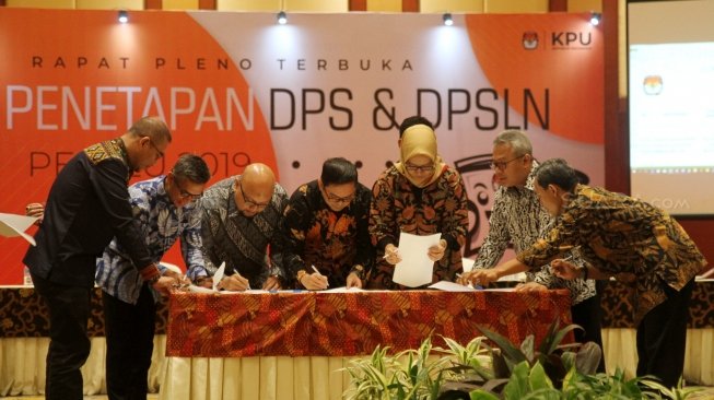 Ketua Komisi Pemilihan Umum (KPU) Arief Budiman didampingi para Komisioner KPU mengikuti rapat pleno terbuka Rekapitulasi Daftar Pemilih Sementara Pemilu (DPS) 2019 di Jakarta, Sabtu (23/6/2018). [Suara.com/Oke Atmaja]