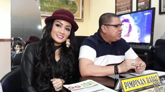 Personel Duo Bunga, Ratna Pandita didampingi kuasa hukumnya, Razman Arief Nasution saat menggelar jumpa pers di kawasan Kuningan Jakarta Selatan, Sabtu (23/6/2018) [Suara.com/Wahyu Tri Lakosono]