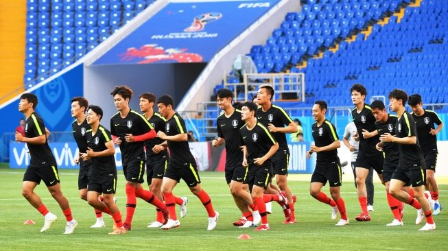 Para pemain timnas Korea Selatan (Korsel) saat berlatih di Rostov Arena, Jumat (22/6/2018), jelang laga menghadapi Meksiko di penyisihan Grup F Piala Dunia 2018. [PASCAL GUYOT / AFP]