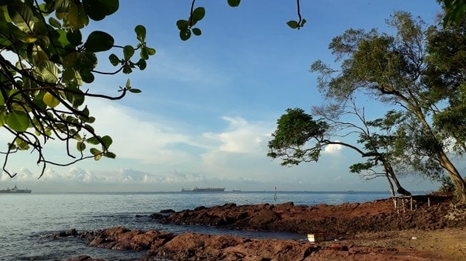 Mengunjungi Wisata Tangga Seribu, Batam, pengunjung akan melihat keindahan Pantai Dangas. (Suara.com/Firsta Nodia)